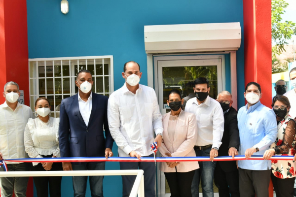 Promese/Cal inaugura dos Farmacias del Pueblo en Espaillat