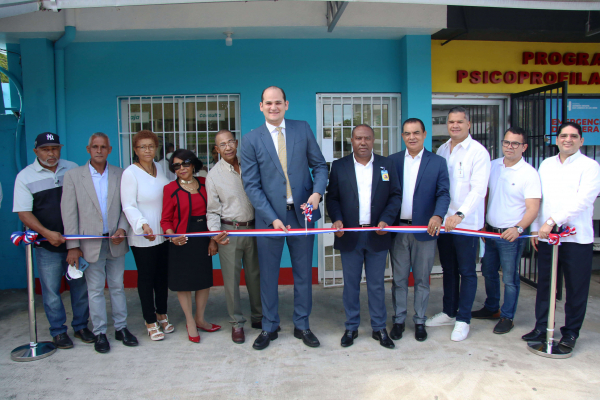 PROMESE/CAL reabre Farmacia del Pueblo en Maternidad San Lorenzo de Los  Mina